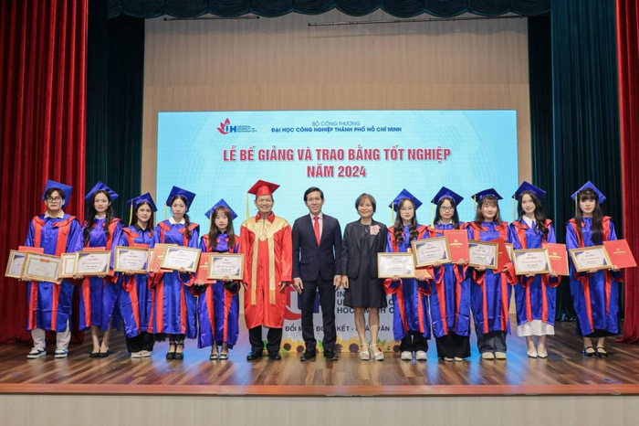 Hằng năm, vào dịp tốt nghiệp Nhà trường trao học bổng khuyến khích học tập lên trình độ thạc sĩ cho các cử nhân tốt nghiệp đạt loại xuất sắc, giỏi. Ảnh: Website Trường Đại học Công nghiệp Thành phố Hồ Chí Minh.