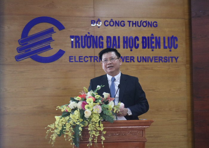 Phó Giáo sư, Tiến sĩ Đinh Văn Châu- Hiệu trưởng Trường Đại học Điện lực phát biểu tại hội nghị. Ảnh: NTCC