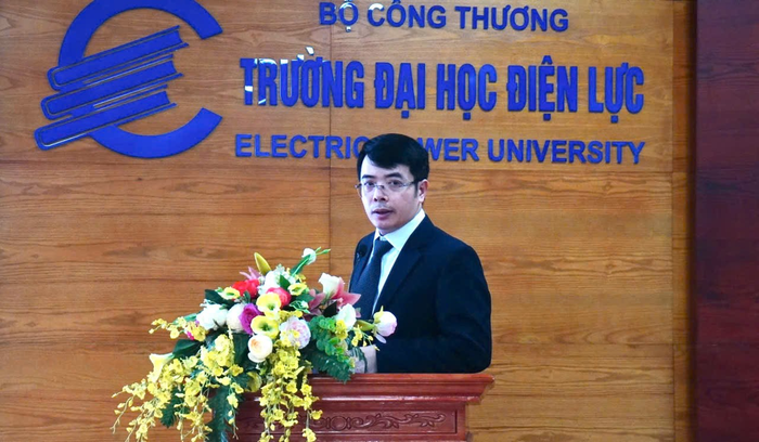 Tiến sĩ Chu Việt Thức - Phó Trưởng phòng Quản lý khoa học và Hợp tác quốc tế, Trường Đại học Điện lực báo cáo tại hội nghị. Ảnh: NTCC