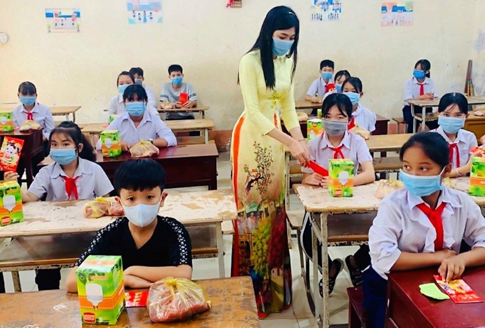 Cô giáo Kim Hương trao quà Tết cho 50 em có hoàn cảnh khó khăn dịp Tết Nguyên đán 2021. Ảnh: Nhân vật cung cấp