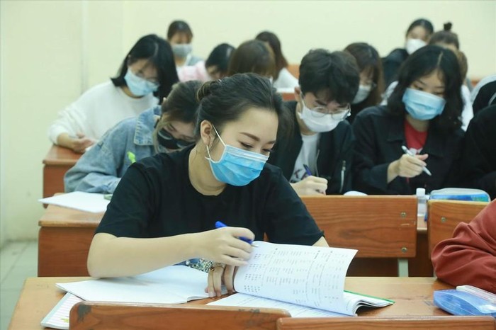 Sinh viên được đến trường sau nhiều tháng học online. Ảnh minh họa: Tienphong.vn
