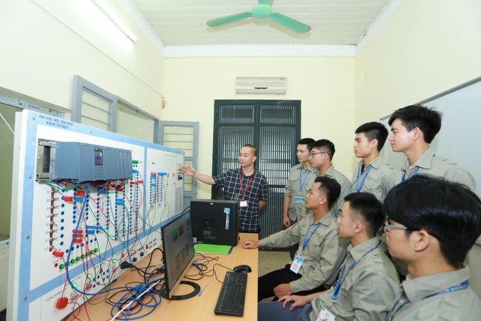 Sinh viên khoa Cơ - Điện, Trường Đại học Mỏ - Địa chất trong giờ học. Ảnh: Nhân vật cung cấp