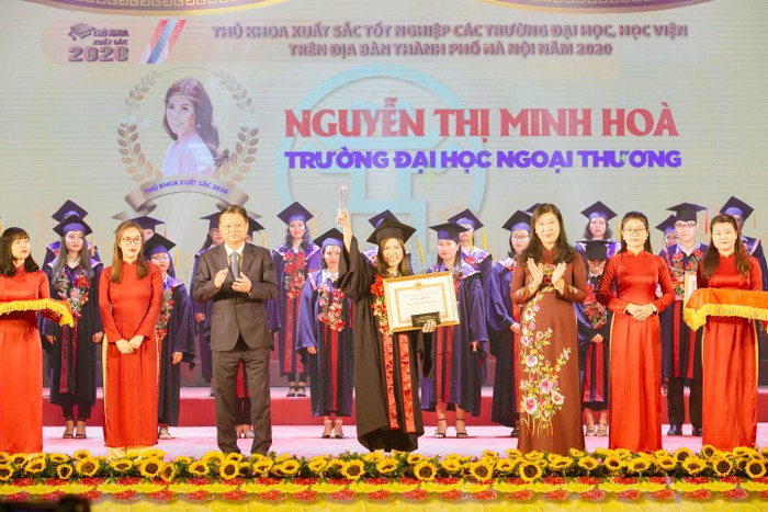 Minh Hòa trong Lễ tuyên dương thủ khoa xuất sắc tốt nghiệp các trường đại học, học viện trên địa bàn thành phố Hà Nội năm 2020. Ảnh: Nhân vật cung cấp