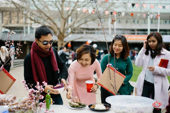 Phan Minh Đức (áo đen) cho rằng việc học Trường Trung học Phổ thông chuyên Amsterdam đã cho anh nhiều trải nghiệm quý giá. Ảnh: Nhân vật cung cấp