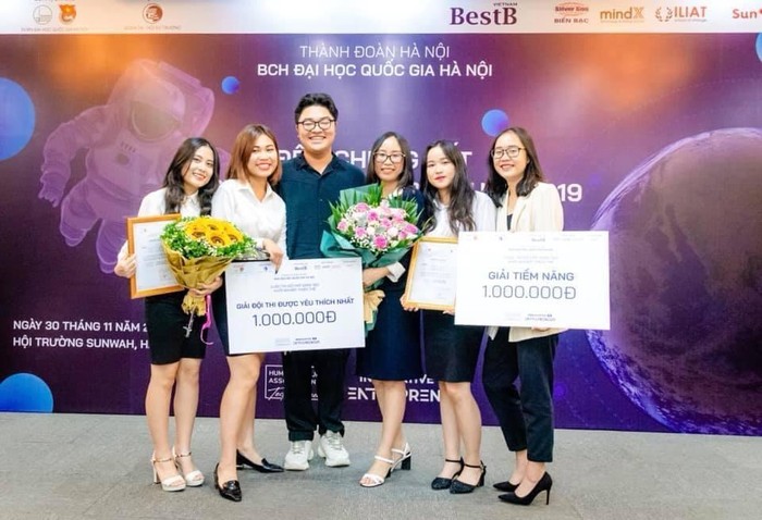 Hương Giang (thứ 2 từ trái sang) giành vị trí top 5 tại Cuộc thi khởi nghiệp Innovative Entrepreneurs Competition năm 2019. Ảnh: Nhân vật cung cấp