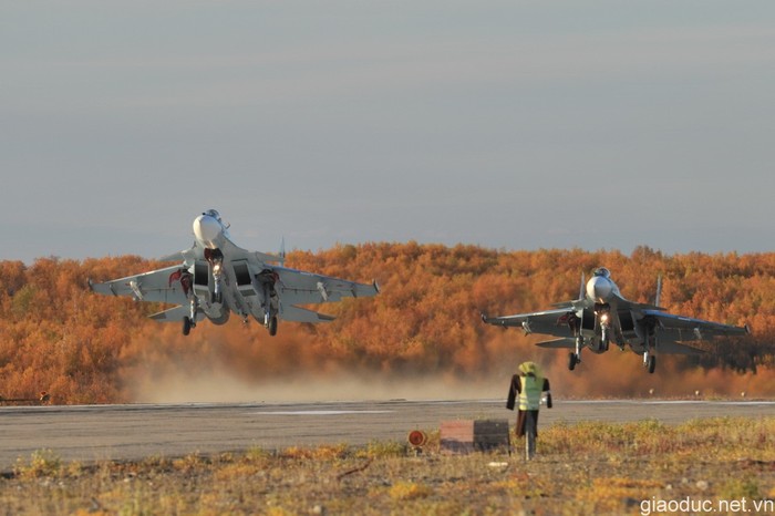 Các tiêm kích của Không quân, Hải quân Nga xuất phát từ căn cứ.