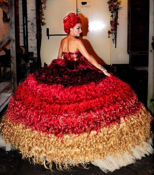 Nhà thiết kế của váy cưới làm bằng tóc người cho biết chiếc váy rất hợp với phong cách của Lady Gaga - Ảnh: Daily Mail