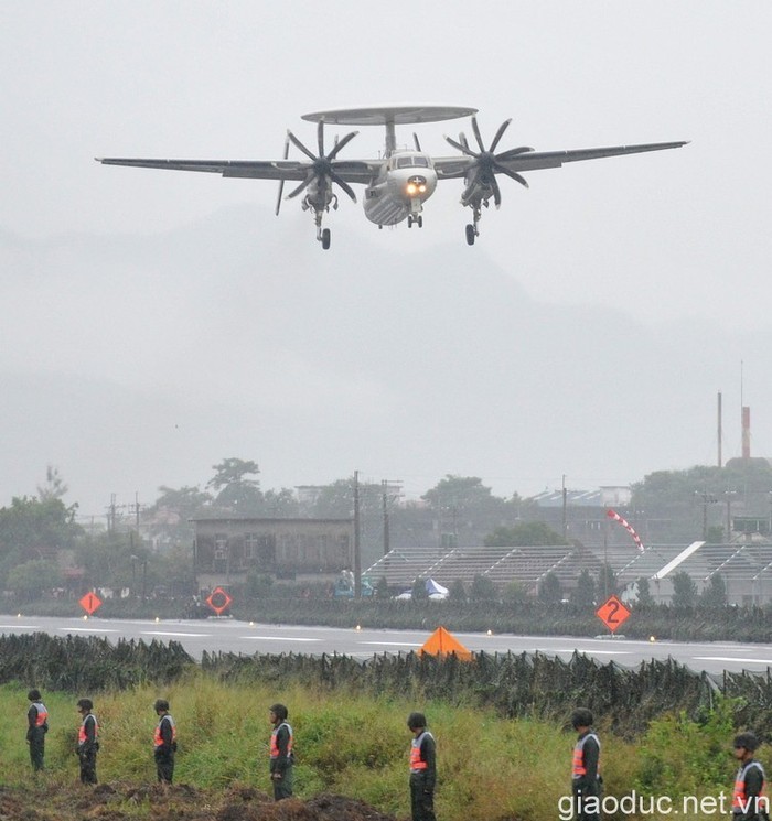Máy bay trinh sát, cảnh báo sớm E-2K (Mỹ sản xuất) của Không quân Đài Loan.