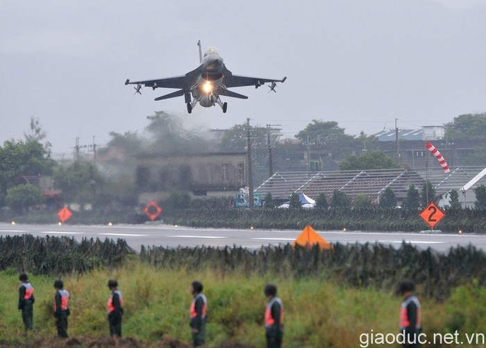 Tiêm kích tấn công F-16 (do Mỹ sản xuất) của Không quân Đài Loan.