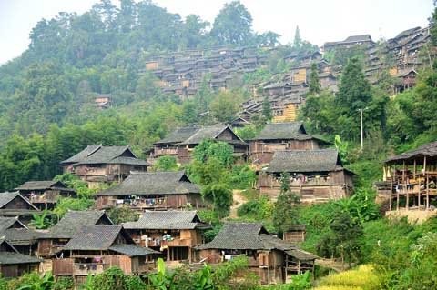 Ngôi làng Basha với những ngôi nhà gỗ truyền thống.