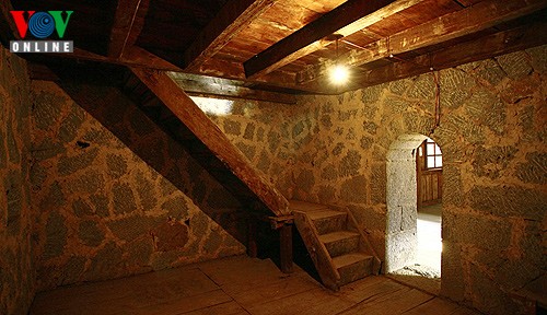 Lô cốt, cũng là kho chứa vũ khí xây bằng đá, liền với phòng ngủ của Vương Chính Đức thông qua 1 cửa cuốn vòm. Ở lô cốt này có các cửa sổ nhỏ và lỗ châu mai