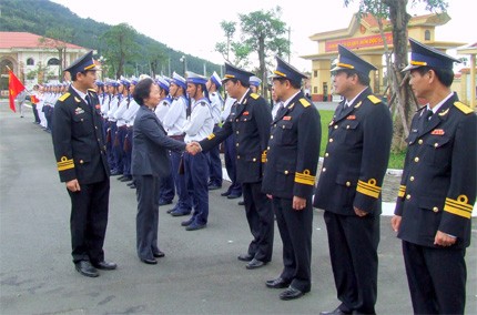 Cán bộ, chiến sĩ Bộ Tư lệnh Vùng 3 Hải quân đón tiếp Phó chủ tịch nước Nguyễn Thị Doan.