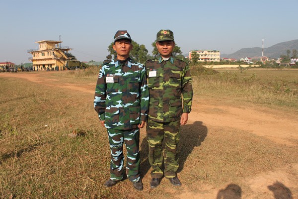 Đại tá Võ Văn Đàn - Trưởng khoa Khoa Pháo, Học viện PK-KQ và Thiếu tá Võ Văn Phú - Phó Trung đoàn trưởng Trung đoàn 280, Sư đoàn 361. Ảnh: Hồng Linh