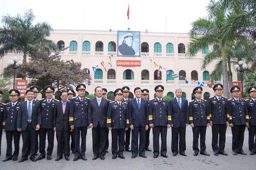 Chủ tịch nước Trương Tấn Sang chụp ảnh lưu niệm với Bộ Tư lệnh Hải quân.