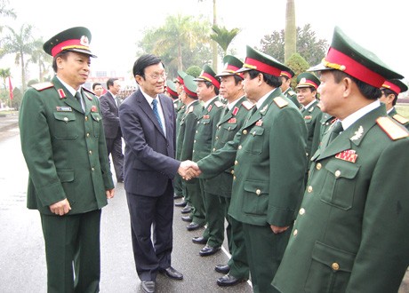 Chủ tịch nước Trương Tấn Sang duyệt đội danh dự và gặp mặt lãnh đạo Bộ Tư lệnh Quân khu 3.