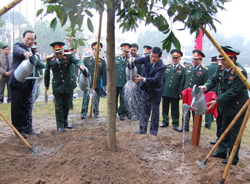 Chủ tịch nước Trương Tấn Sang trồng cây lưu niệm tại Bộ Tư lệnh Quân khu 3.