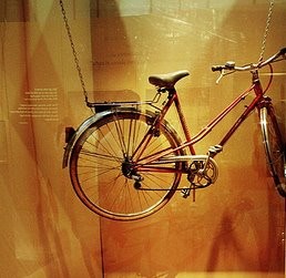 Từ những năm đổi mới, đời sống người dân ngày một khá giả hơn, nhịp sống hối hả hơn, xe đạp cũng ít dần. Giờ đây, xe đạp chủ yếu là phương tiện đi lại của học sinh, sinh viên, hoặc chuyên chở hàng rong…(Trong ảnh:Xe đạp Pháp- tài sản quý của "nhà giàu" thời ấy)