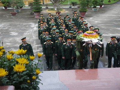 Bộ tư lệnh Quân khu 5 dâng hương Bảo tàng Hồ Chí Minh chi nhánh Quân khu 5.