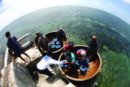 Cán bộ, chiến sĩ đảo Thuyền Chài (quần đảo Trường Sa) tiếp nước ngọt cho tàu săn cá ngừ.