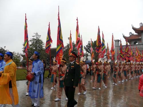 Đội cầm cờ tượng trưng cho 50 người con theo Âu Cơ lên núi sinh sống và dừng chân tại Trang Hiền Lương ( nay là xã Hiền Lương - Hạ Hòa - Phú Thọ)