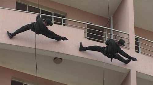 Chiến sĩ cảnh sát đặc nhiệm thực hành huấn luyện “xuống dây chiến thuật” - Ảnh: Tiểu đoàn Cảnh sát đặc nhiệm số 2 cung cấp