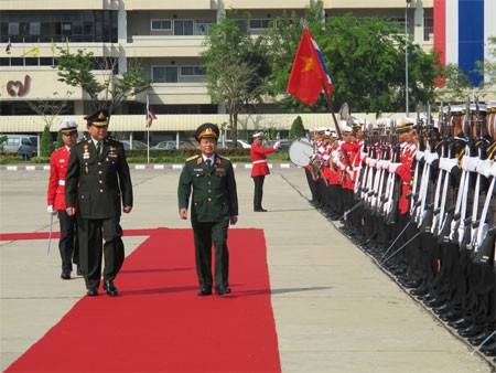 Thượng tướng Đỗ Bá Tỵ duyệt đội danh dự Quân đội Hoàng gia Thái Lan tại Lễ đón.
