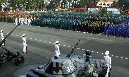 Các đơn vị trực thuộc Bộ Tư lệnh thành phố Hồ Chí Minh tiến hành nghi thức duyệt đội ngũ tại lễ phát động ra quân huấn luyện năm 2012. (Ảnh: Thế Anh/TTXVN)
