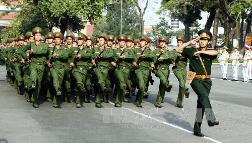 Các đơn vị trực thuộc Bộ Tư lệnh thành phố Hồ Chí Minh tiến hành nghi thức duyệt đội ngũ tại lễ phát động ra quân huấn luyện năm 2012. (Ảnh: Thế Anh/TTXVN)