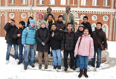 Các bạn du học sinh Việt Nam tại Nga chụp ảnh lưu niệm cùng các bạn sinh viên Nga (Ảnh Vnexpress)