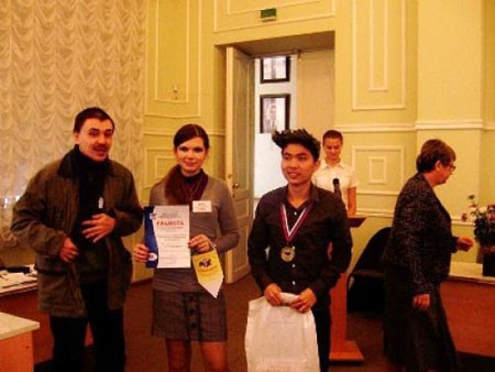 Các du học sinh Việt Nam khi du học ở các nước luôn thể hiện bản lĩnh và trí tuệ của con người Việt Nam. Trong ảnh là Đức Tâm (phải) sau khi nhận giải tại cuộc thi Olympic toán toàn Nga.(Ảnh VOV)