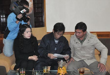 Ông Lê Văn Minh cho anh Nguyễn Đình Hoa xem kết quả khám bệnh sau khi uống nấm lim xanh trước sự chứng kiến của phóng viên Đài Truyền hình Việt Nam.