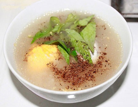 14. Cháo trứng vịt lộn: Món cháo nấu kèm với trứng vịt lộn này bổ dưỡng, đặc biệt tốt với những người đang cần tẩm bổ.