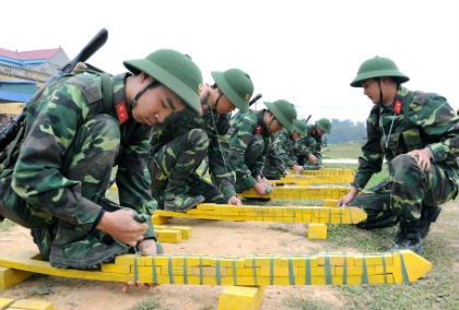 Giờ thực hành gói buộc lượng nổ của chiến sĩ mới Tiểu đoàn 3.