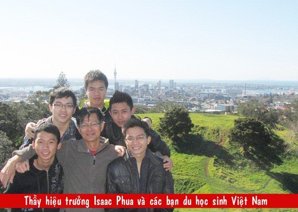 Các bạn du học sinh Việt Nam tại New Zealand chụp ảnh lưu niệm cùng thầy Hiệu trưởng (Ảnh Kênh 14)