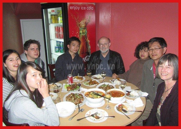 Các bạn du học sinh Việt Nam tại New Zealand trong một bữa cơm thân mật cùng thầy cô và bạn bè nơi học tập (Ảnh Kênh 14)