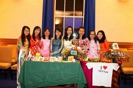 Các du học sinh Việt Nam tại Ireland đón Tết trong tà áo dài truyền thống.(Ảnh Thông tấn)