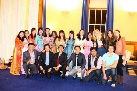 Các du học sinh Việt Nam tại Ireland chụp ảnh lưu niệm cùng các bạn bè nước ngoài.(Ảnh thông tấn)