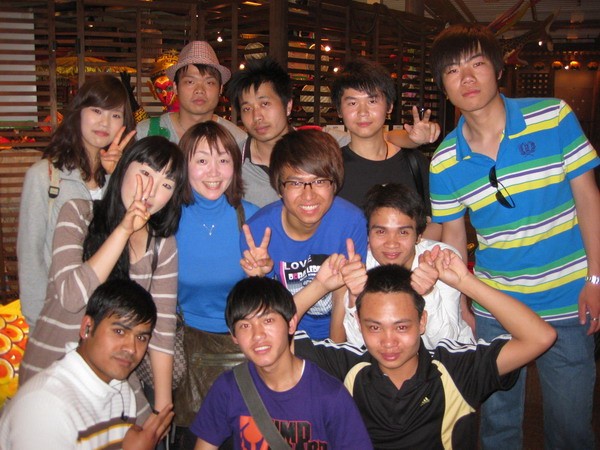Du học sinh Việt Nam tại Nhật Bản chụp ảnh lưu niệm với du học sinh các nước (Ảnh: Viettriduhoc.com)