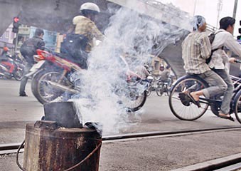 Việc đốt than tổ ong hàng ngày có nhiều tác hại cho sức khỏe. Khí CO và CO2 từ bếp than xâm nhập vào cơ thể dẫn đến tình trạng thiếu oxy, sẽ gây tổn thương vỏ não, dẫn tới hôn mê, thậm chí tử vong, nếu không được cứu chữa kịp thời. (Ảnh: Bep.vn) Xem thêm: Những món ăn dân dã/ Những món cháo ngon/ Những bệnh quái dị