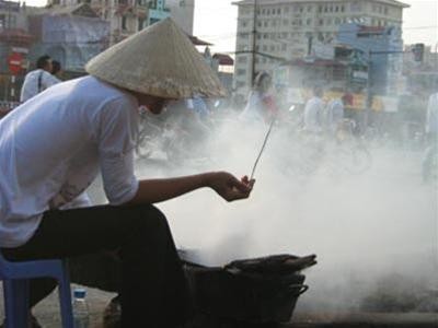 Nhiều trường hợp trong phòng ngủ hoặc phòng tắm chật hẹp, khi ủ bếp than tổ ong sẽ đốt hết khí oxy, sinh ra khí CO2 gây ngộ độc cho người trong phòng. Đã có những trường hợp bị ngộ độc khí than quá nặng dẫn tới mất vỏ não và phải sống đời sống thực vật. (Ảnh: Vietbao) Xem thêm: Những món ăn dân dã/ Những món cháo ngon/ Những bệnh quái dị