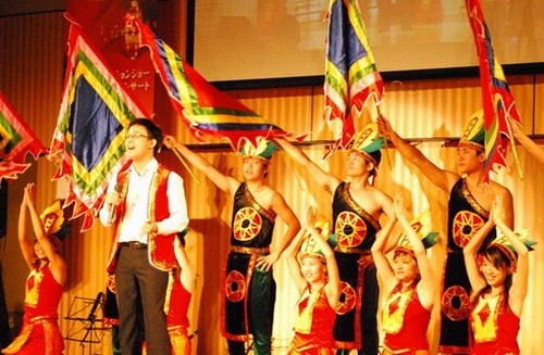 Các bạn du học sinh Nam khỏe khoắn trong màn múa dân tộc truyền thống