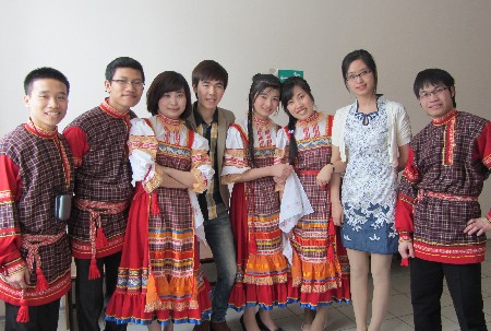 Các bạn du học sinh Việt Nam đang mang trên mình những trang phục dân tộc nơi họ học tập và sinh sống