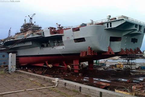 Tàu INS Vikramaditya trong giai đoạn được đưa lên bờ để làm mới, trước khi được hạ thủy trở lại vào cuối năm 2008. Ảnh: Defencetalk