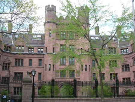 Đại học Yale danh tiếng nằm ở bang Connecticut, Mỹ. Viện Đại học Yale là một viện đại học tư thục ở New Haven, được thành lập vào năm 1701 dưới tên Collegiate School. Yale là viện đại học lâu đời thứ ba của Hoa Kỳ và là một thành viên của Ivy League. Yale cũng là viện đại học đầu tiên ở Hoa Kỳ cấp bằng tiến sỹ vào năm 1861.