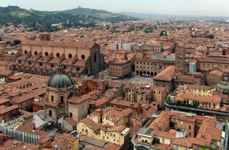 Đại học Bologna, Italia: Nằm trong danh sách những trường đại học cổ nhất thế giới. Bologna hiện nay chưa có mốc cụ thể ngày ra đời, tuy nhiên, với những gì còn giữ lại cho đến hôm nay thì có thể ngôi trường này hình thành từ năm 1088. Oa, bên cạnh điều này thì Bologna cũng là trường đại học có tên trong danh sách 200 trường tốt nhất thế giới.