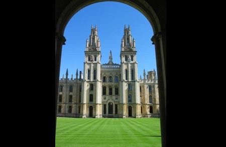 Đại học Oxford, Anh: Ngôi trường nổi tiếng của nước Anh được xây dựng từ thế kỉ 11, được coi là “xứ sở diệu kì của kiến trúc”. Tòa nhà Radcliffe Camera - giờ được chuyển thành phòng đọc cho sinh viên, được mệnh danh là tòa nhà đáng ngưỡng mộ nhất thế giới.