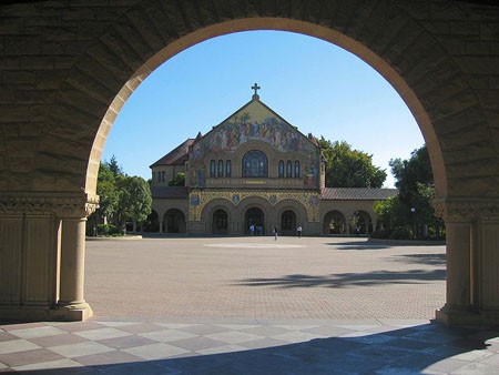 Đại học Stanford của bang California Hoa Kỳ là ngôi trường vừa hiện đại vừa cổ kính nhưng không kém phần lãng mạn với cổng vòm và những mái ngói phong cách Tây Ban Nha.