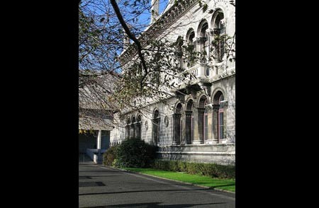 Đại học Trinity nằm ở Dublin, Ireland có phong cách giống với đại học Oxford. Kiến trúc nổi tiếng nhất trong khuôn viên là Thư viện cũ, được xây từ năm 1592 dưới thời nữ hoàng Elizabeth.