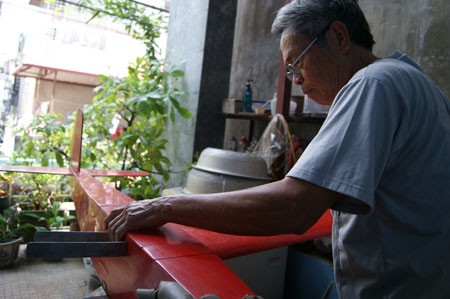 Vốn là học viên trường thể dục thể thao, thú chơi máy bay mô hình điều khiển từ xa đến với ông Hạnh như một môn thể thao ngoại khóa ở trường. Cùng sự quan tâm lớn lao dành cho máy bay mô hình, ông đã tích lũy được gia tài kiến thức đáng kể về kỹ thuật hàng không. Nhờ vậy mà sau này ông đã trở thành một cán bộ thuộc Quân chủng Phòng không – Không quân.