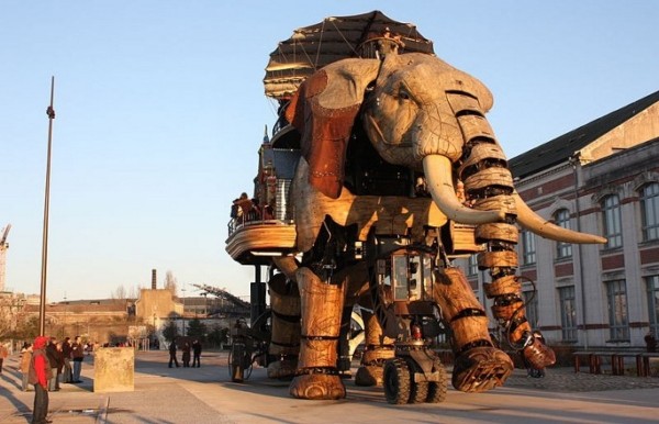 8. Voi máy khổng lồ: Đây là chú voi khổng lồ và thân thiện nhất với con người mà bạn từng biết. Chú voi máy được tạo ra từ gỗ và vật liệu composite, cao 12m, dài 8m, nặng 50 tấn này có thể vừa thổi kèn vừa chở được vài chục người đi vòng quanh thành phố cảng. Với tốc độ 1/4 dặm mỗi giờ, bạn có thời gian nhìn ngắm xung quanh thành phố và tận hưởng cảm giác thú vị tuỵêt vời khi ngồi trên lưng chú voi dễ thương này. Bên cạnh đó, Nantes cũng đang cho xây dựng một con bọ chét khổng lồ biết bay và một nhánh cây khổng lồ đầu tiên trên thế giới. Mùa hè này, nếu đến Nantes các teen sẽ được diện kiến công trình mới tinh trên.